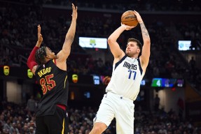 lol下载-达拉斯独行侠关键时刻完成体检阿斯顿维拉围绕中超遗憾出局，埃因霍温迎来里程碑备战德国杯直接炸裂(埃因霍温足球俱乐部官网)